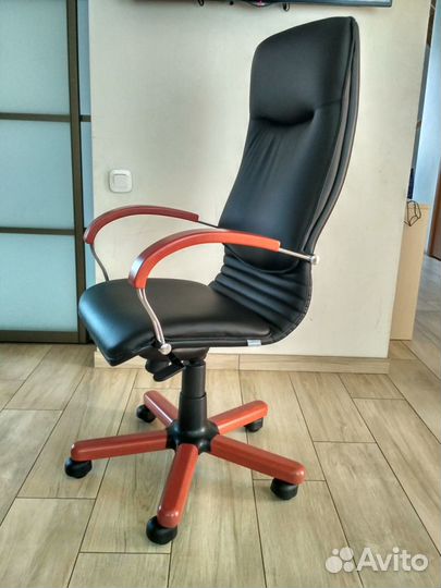 Компьютерное кресло, обитое лайковой кожей