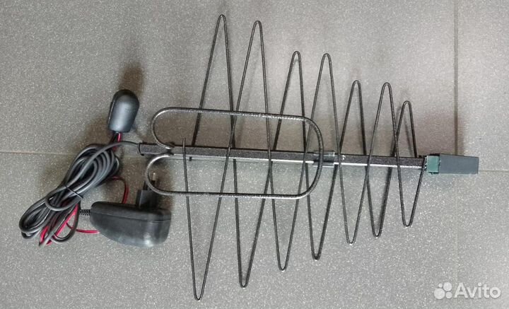 Антенна комнатная с усилителем - 20 каналов