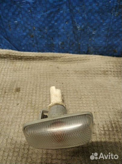 Поворотник в крыле передний правый Peugeot 406