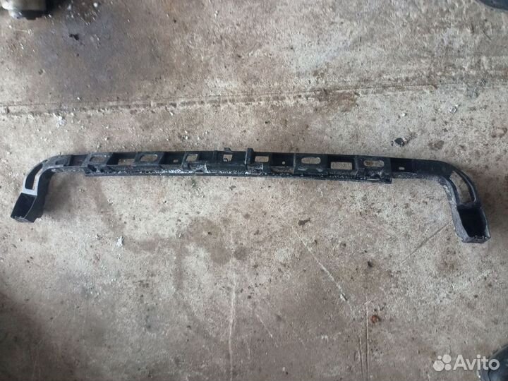 Направляющая заднего бампера Volkswagen Passat B6