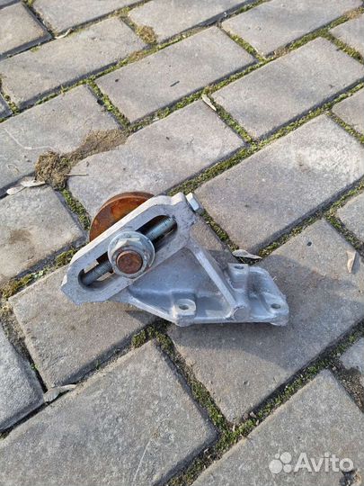 Натяжитель ремня компрессора новый