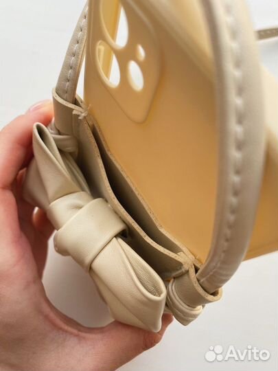 Чехол на iPhone 11 с ремешком