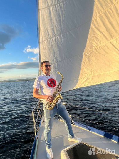 Саксофонист на праздник