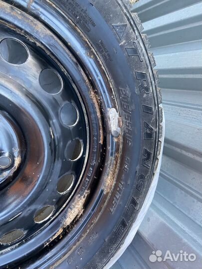 Продаю зимние резины, коврик, колпаки