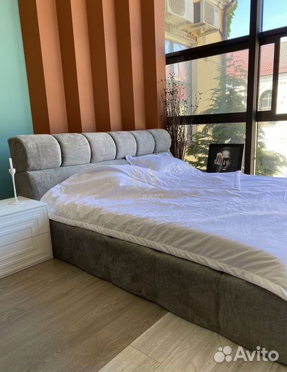 Двуспальная кровать с мягким изголовьем