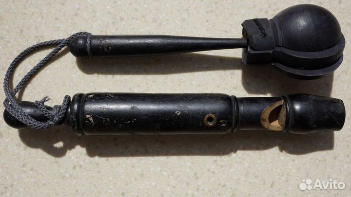 Старинный музыкальный набор из кастаньетов и дудки