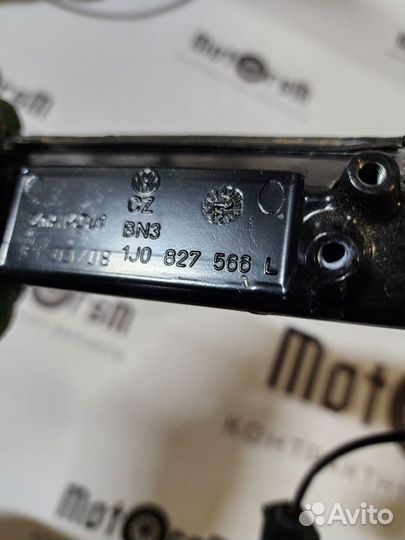 Volkswagen Touareg 1 Ручка крышки багажника 1J0827566L