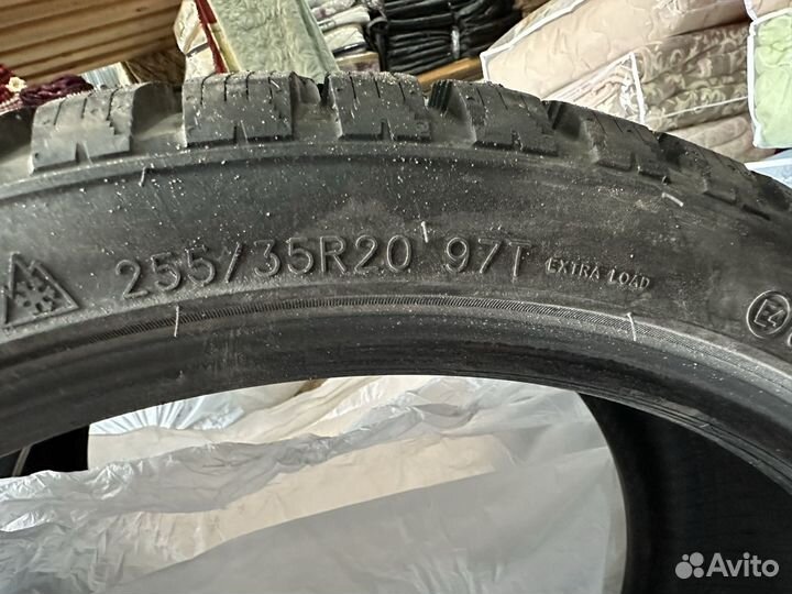 Accelera Beta 255/35 R20