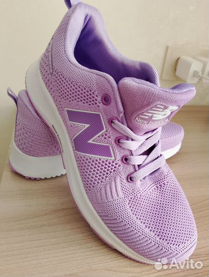 Кроссовки женские