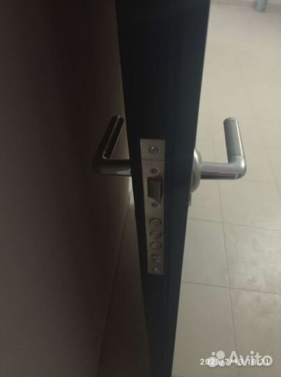 Дверь входная металлическая от застройщика