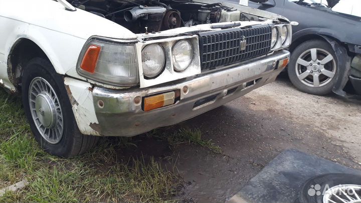 Решетка радиатора toyota crown LS136