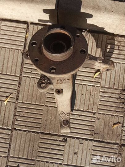 Правый поворотный кулак Renault logan 1