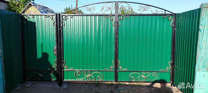 Ворота с элементами ковки