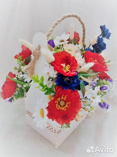 Корзинка с искусственными полевыми цветами