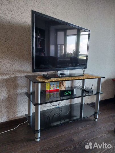 Стеклянная тумба под тв