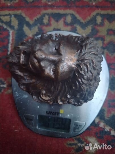 Настенная голова льва