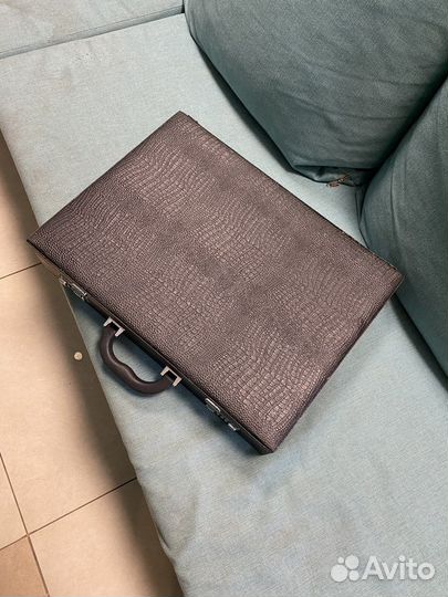 Черный дипломат с бутафорскими рублями, 50 пачек