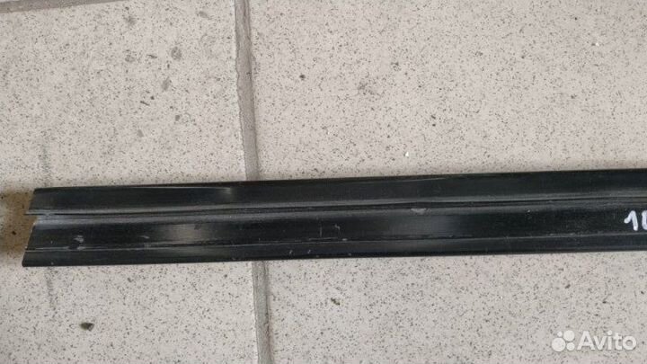 Уплотнитель стекла двери передний правый Skoda