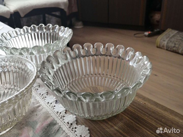 Вазы, креманки, ложки, ножи вилки, тарелки