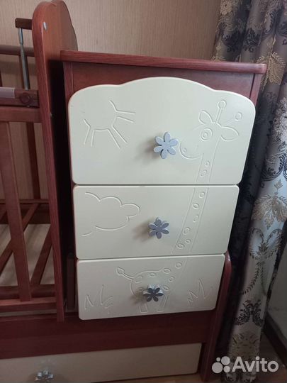 Детская кроватка с маятником