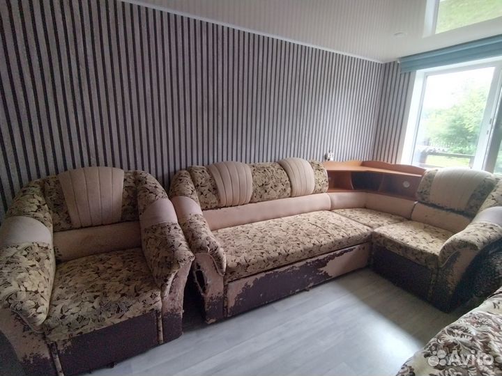 Угловой диван и кресло