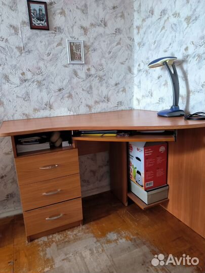 Угловой письменный стол