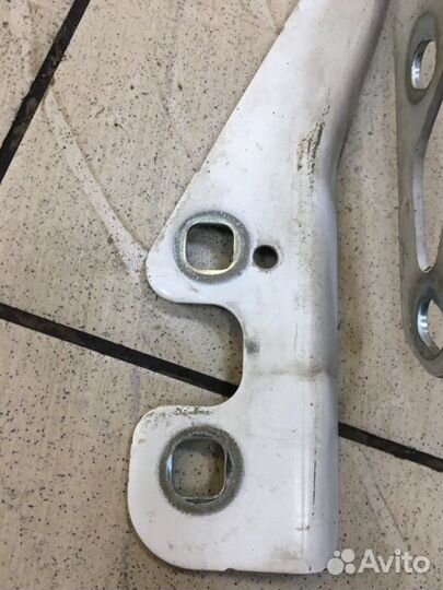 Петля капота правая Opel Astra H Z16XER 2013