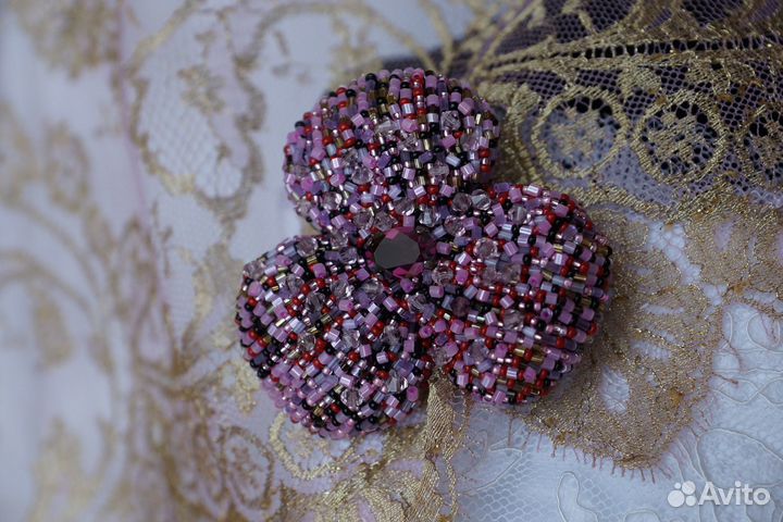 Вышитая брошь 