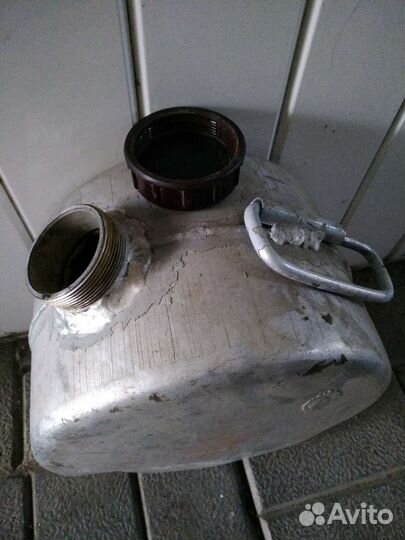 Канистра около 7 литров, есть другие.10, 20, 40 л