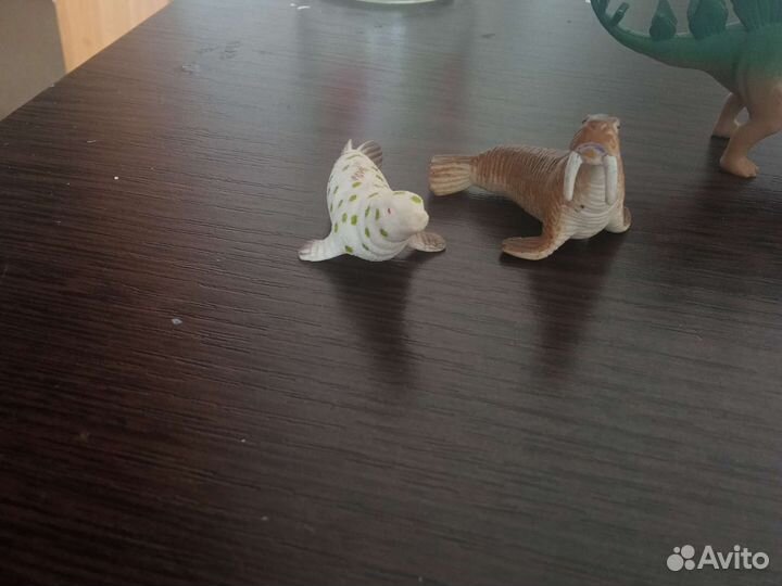 Игрушки стоят по 50по100