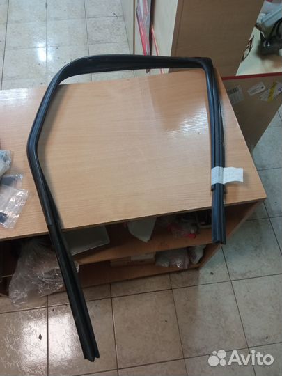 Уплотнитель стекла задней левой двери Logan