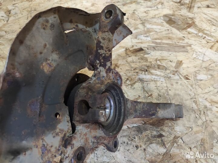 Кулак поворотный левый Volkswagen Passat B3