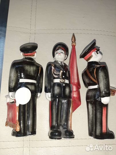 Фарфоровые фигурки статуэтки суворовцы