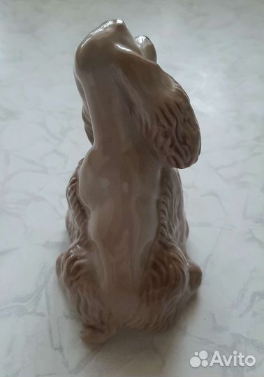 Фарфоровая статуэтка собаки 
