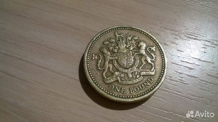 Монета 1983 elizabeth II ONE pound