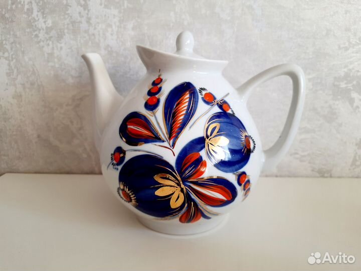 Чайник Полонное, чашки, розетки