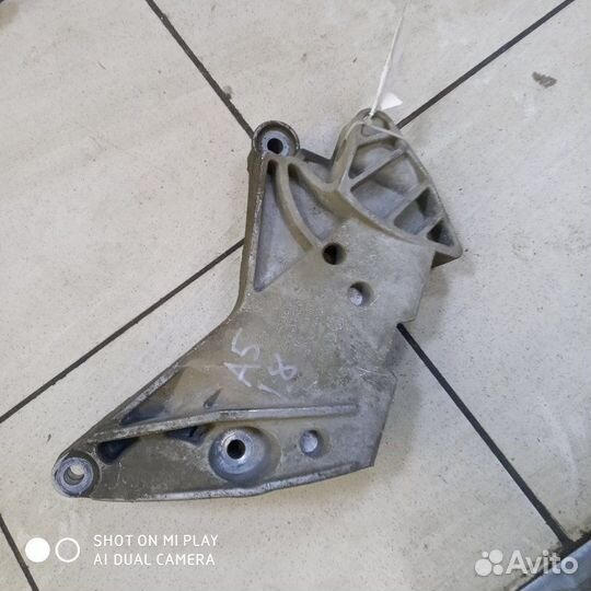 Кронштейн двигателя правый Skoda Octavia A5