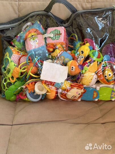 Развивающие игрушки для малышей пакетом