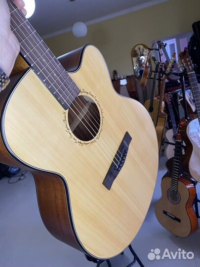 Акустическая гитара
