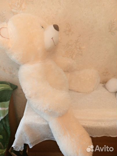 Большой плюшевый медведь