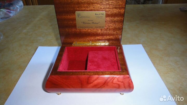 Шкатулки музыкальные и из сандалового дерева