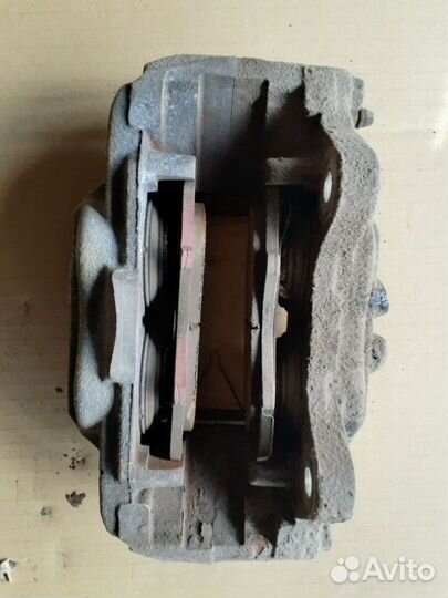 Суппорт передний правый Toyota Hilux 2005-2015