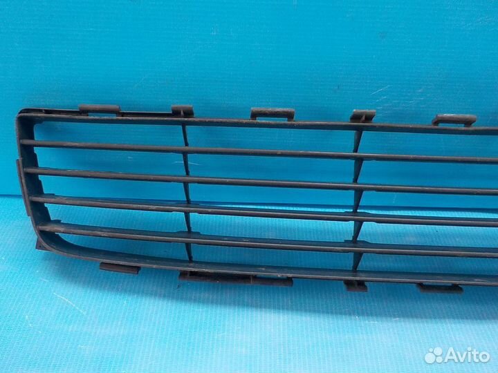 Решетка переднего бампера центральная toyota Auris