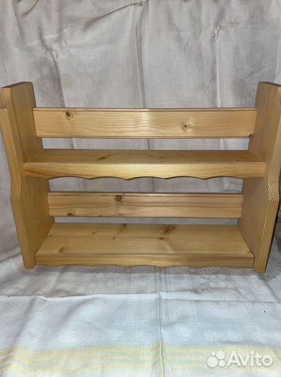 Деревянная полка с банками для кухни