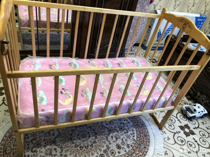 Детская кроватка с маятником матрасом