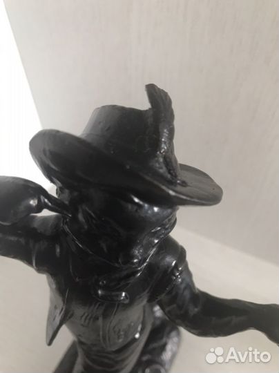 Статуэтка и подсвечники