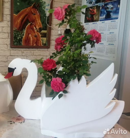 Кашпо лебедь