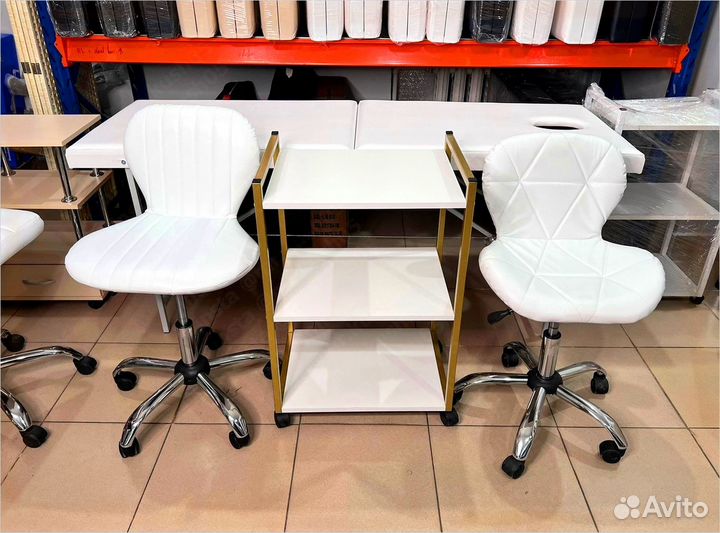 Стул мастера на колесиках