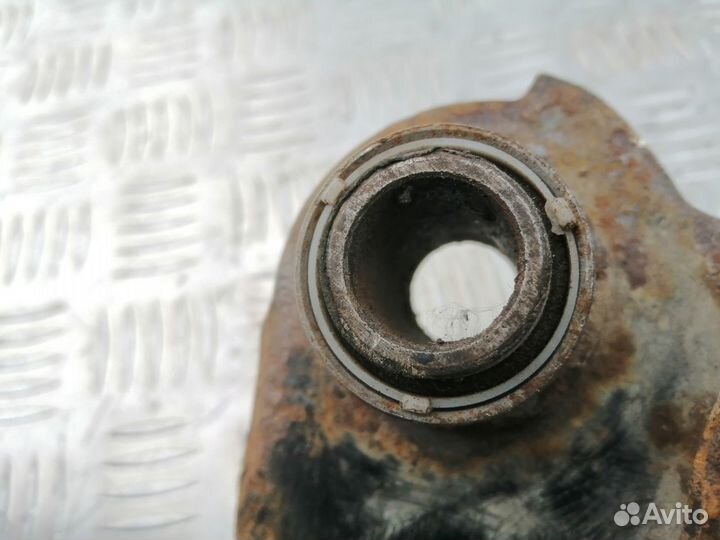 Рычаг передний верхний Volkswagen Transporter T3