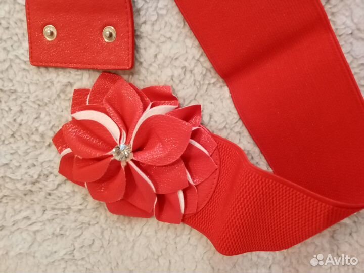 Красный эластичный пояс с кожаным цветком